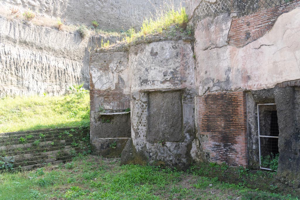 South-western baths, Herculaneum. October 2023. Detail of north end of exterior of west side. Photo courtesy of Johannes Eber.